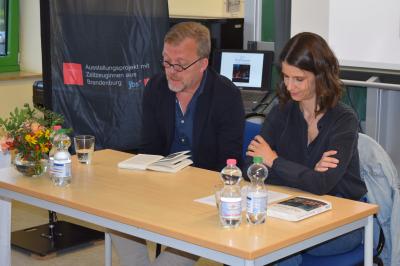 Unser Bild zeigt die Autoren Markus Decker und Tanja Brandes während der Lesung zum Buch "Ostfrauen verändern die Republik".