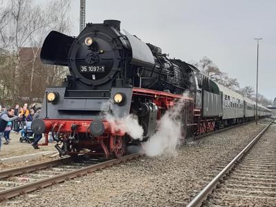 Ein Dampfzug aus Wismar fährt am 13. Oktober von Wittenberge nach Pritzwalk (Bild vergrößern)