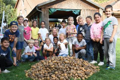Foto zur Meldung: Erntefest 2019 - die Kartoffelernte ist eingeholt!