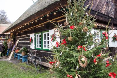 Geschmückter Hof zur Spreewaldweihnacht in Lehde. Foto: Museum OSL (Bild vergrößern)