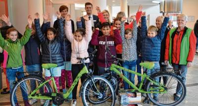 Foto zur Meldung: Sparkasse sponsert Jugendfahrräder für den Verkehrsunterricht der GS „Fritz Reuter“ Ludwigslust