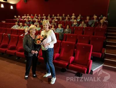 Lilo Kania (v.l.) bedankt sich bei Roswitha Bohnsack für fünf Jahre und 45 Filme im Seniorenkino. Foto: Beate Vogel