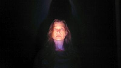 Unser Bild zeigt Cornelia Gutermann-Bauer als Kassandra in einer besonderen Lichtfassung von Günter Bauer.