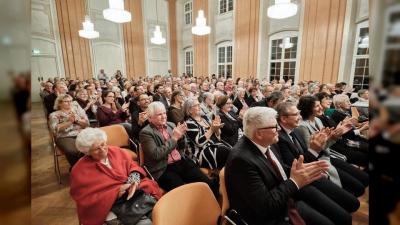 Das Publikum beim Festakt des Hopsizvereins Tettnang im Rittersaal applaudiert. (Foto: Mark Hildebrandt)
