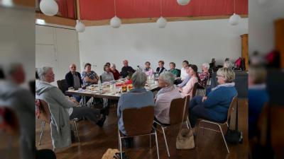 Pflegende Angehörige sprechen mit Rolf Arnold, Hausarzt im Ruhestand, über das Thema Pallativmedizin. (Foto: Annette Rösler)
