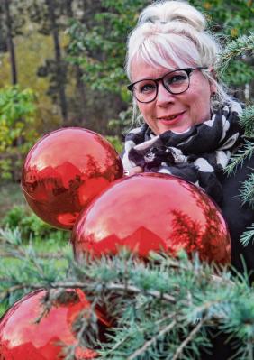 Freut sich auf viele Schmuck-Ideen für den Weihnachtsbaum im Gemeindesaal: Vereinsvorsitzende Andrea Weinke-Lau. Muen