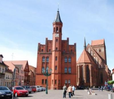 Stadt Perleberg | Marktplatz mit Blick auf Rathaus und St. Jacobi Kirche
