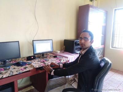 Herr Saroj Thapa, unser neuer Englisch- und Computerlehrer
