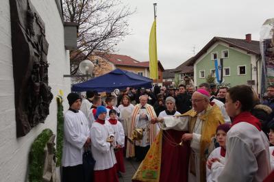 Foto zur Meldung: Jubiläumsrelief zum Festtag durch Bischof Voderholzer gesegnet