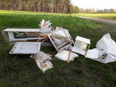 Weitere Müllentsorgung in der Gemarkung Waltersdorf (Bild vergrößern)