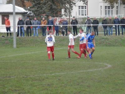 Torjubel beim FC Seenland, gerade hatte Domenik Kalis (m.) den spielentscheidenden Treffer gegen Neukloster erzielt, links Thilo Bründel ( Nr.30), rechts Alex Wirkus u. Marty Prehn. (Bild vergrößern)