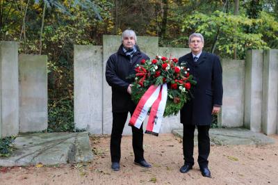Karsten Korup (l.) und Dr. Oliver Hermann legten einen Kranz am Mahnmal für die Opfer von Kriegen und Gewalt nieder I Foto: Martin Ferch