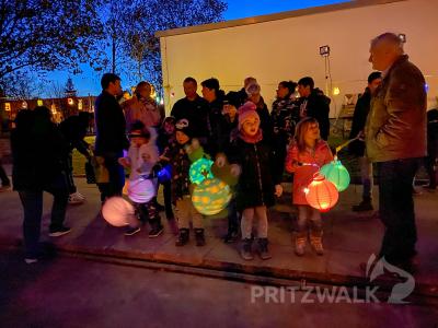 Nicht nur die Lampions leuchteten beim Laternenfest der Kita „Tausend-füßler“, sondern auch die Kinderaugen. Foto: Andreas König/Stadt Pritzwalk