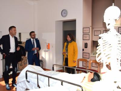 Zu Besuch: Campus-Geschäftsführerin Simone-Weber-Karpinski (r.) und Frank Kuhlmann (Bildmitte), Leiter Campusbildung, zeigten Bürgermeister Klaus Prietzel die neue Lehrstation.