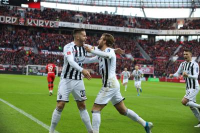 Mit Glück und Geschickt punktet der SC Freiburg  beim 1:1 auch in Leverkusen