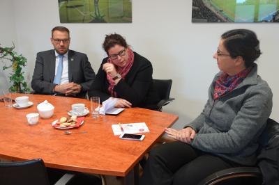 v.l.: Gemeindedirektor Gero Janze, EU-Abgeordnete Lena Düpont und Bürgermeisterin Veronika Koch.  (Foto: Gemeinde Grasleben)