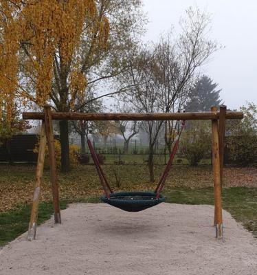 Die "neue alte" Nestschaukel auf dem Spielplatz der Grundschule Grasleben