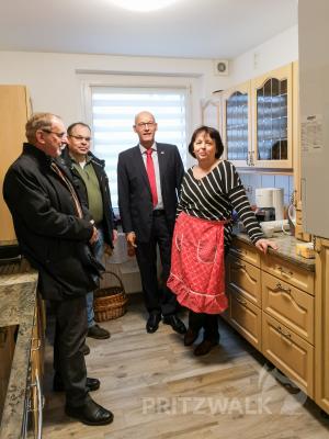 Margit Vogel zeigt Bürgermeister Dr. Ronald Thiel, Jörg Boldt und Amtsleiter Dietmar Sachs (v.l.) die neue Küche. Foto: Beate Vogel