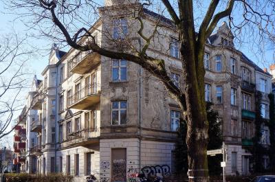 Leerstand ist Zweckentfremdung! Um dieses wunderbare Wohnhaus (Odenwald- Ecke Stubenrauchstraße 69) geht es (Bild vergrößern)