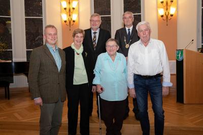 Das Bild zeigt die fünf Bürgerpreisträger und -trägerinnen (v. l.) Christoph Böhmer, Erika Paul, Ralf Zimmermann, Gertraud Wieland und Günther Raunest gemeinsam mit Bürgermeister Heiko Müller.