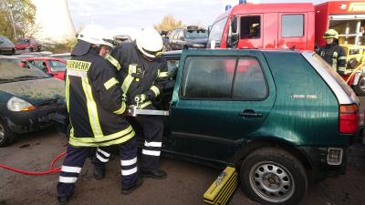 Foto zur Meldung: Feuerwehr übt Rettung Foto zur Meldung: Feuerwehr übt Rettung