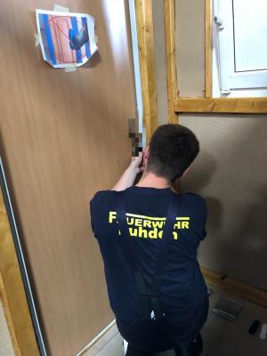 Foto zur Meldung: Türöffnungsfortbildung für Feuerwehr Foto zur Meldung: Türöffnungsfortbildung für Feuerwehr