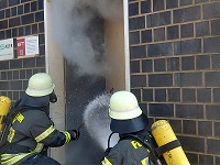 Foto zur Meldung: Feuerwehr übt im Brandhaus Lemgo