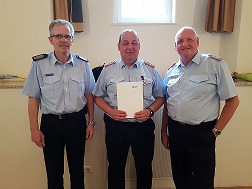 Foto zur Meldung: Marko Bruckmann mit dem Deutschen Feuerwehr Ehrenkreuz in Silber geehrt. Foto zur Meldung: Marko Bruckmann mit dem Deutschen Feuerwehr Ehrenkreuz in Silber geehrt.