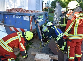 Foto zur Meldung: 4 Personen durch die Feuerwehr gerettet Foto zur Meldung: 4 Personen durch die Feuerwehr gerettet