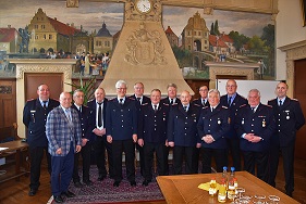 Foto zur Meldung: 13 Feuerwehrmänner und -frauen wurden in den wohlverdienten Feuerwehrruhestand verabschiedet.