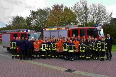 Foto zur Meldung: 32 neue Feuerwehrmänner und –frauen für die Einwohner des Landkreises Schaumburg. Foto zur Meldung: 32 neue Feuerwehrmänner und –frauen für die Einwohner des Landkreises Schaumburg.