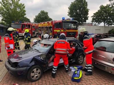 Foto zur Meldung: Ausbildungsabteilung des DRK Rettungsdienstes Schaumburg veranstaltet zusammen mit der Feuerwehr Rodenberg einen Aktionstag der Rettung von Verletzten aus verunfallten PKW Foto zur Meldung: Ausbildungsabteilung des DRK Rettungsdienstes Schaumburg veranstaltet zusammen mit der Feuerwehr Rodenberg einen Aktionstag der Rettung von Verletzten aus verunfallten PKW
