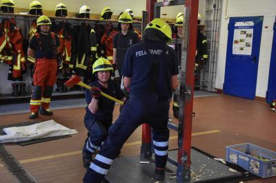 Vorschaubild zur Meldung: Sonderausbildung „Taktische Türöffnung im Brandeinsatz“ bei der Feuerwehr Bückeburg