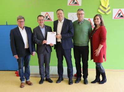 Fördermittel für Kinderkrippe in Flieden aufgestockt - Erster Kreisbeigeordneter Frederik Schmitt überreicht Bewilligungsbescheide