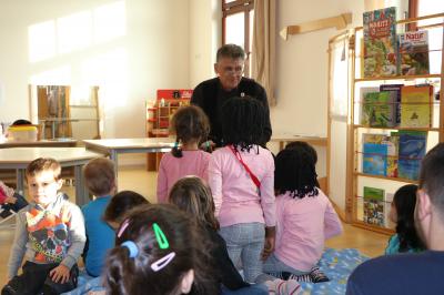 Foto zu Meldung: Deutscher Vorlesetag - Handwerk liest im Kindergarten