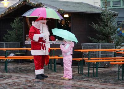Selbst der Weihnachtsmann brauchte einen Regenschirm zum Auftakt des Pritzwalker Weihnachtsmarktes. Foto: Andreas König/Stadt Pritzwalk