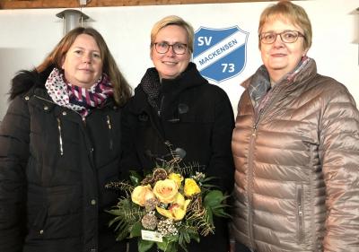 Das Bild zeigt (von links) Sandra Dreyer (Schriftführerin des SV Mackensen), Andrea Spickermann (Geschäftsstellenleiterin der KSN in Dassel) und Monika Parschau (Kassenwartin des SV Mackensen).