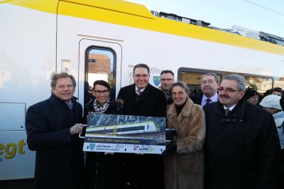 Stolz präsentieren die Vertreter von Bahn und Politik das symbolische Zugschild zur Fahrzeugtaufe in Löffingen - Foto: Joachim Hahne / johapress