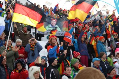 Die deutschen Biathlon-Fans hatten in Hochfilzen nach Platz zwei der Herrenstaffel allen Grund zum Jubeln - Foto: Joachim Hahne / johapress