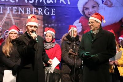 Bürgermeister Dr. Oliver Hermann und Ehrenbürger Udo Schenk auf der Bühne beim ersten Wittenberger Weihnachtssingen I Foto: Martin Ferch (Bild vergrößern)