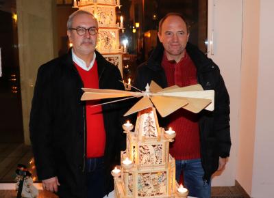 Olaf Glomke vom Förderverein Prignitzer Hospiz und Bernd Endrullat (r.) vor der Märchenpyramide I Foto: Martin Ferch (Bild vergrößern)