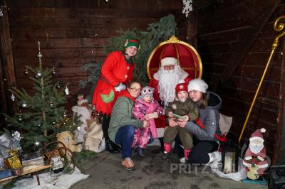 Letty (l.) und Lieselotte gehörten zu den vielen Kindern, die die Sprechstunde des Weihnachtsmannes besuchten. Foto: Andreas König/Stadt Pritzwalk