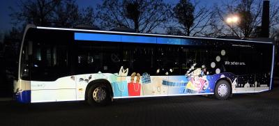 Unser Bild zeigt den speziell für das Nachtlinienangebot gestalteten Leuchtbus.