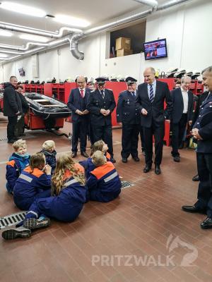 Nachwuchsförderung in der Feuerwehr ist wichtig, da sind sich Minister-präsident Dr. Dietmar Woidke und die Kameradinnen und Kameraden der Pritzwalker Feuerwehren einig. Foto: Beate Vogel