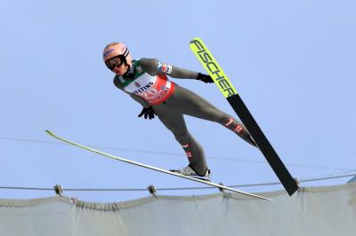 Der Österreicher Stefan Kraft fliegt bei der Qualifikation zum Sieg in Oberstdorf - Foto: Joachim Hahne / johapress