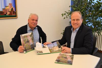 Henning Schrader (l.), Geschäftsführer der TG Elm-Lappwald e.V. und Landrat Gerhard Radeck (r.) (Bild: Landkreis Helmstedt)