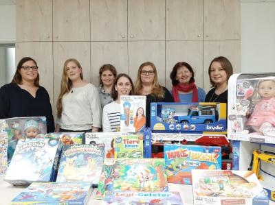 Große Freude bei Frau Müller, der Vorsitzenden des Vereins „Toy Run – Träume für kranke Kinder Erlangen e. V." und dem Kinderhaus-Team bei der Spendenübergabe in Erlangen