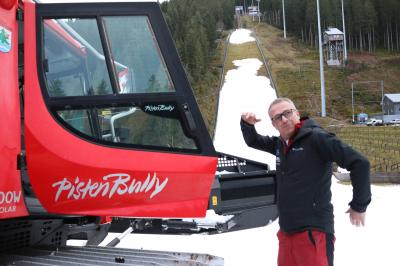 Schanzenchef Matthias Schlegel darf sich freuen. Nach der Freigabe durch den internationalen Skiverband (FIS) erfolgt nun die Schanzenpräparation - Foto: Joachim Hahne / johapress