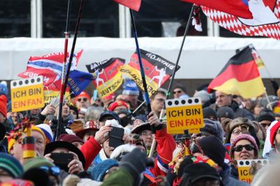 Die deutschen Biathlon-Fans hatten in Oberhof nach Platz drei der Herrenstaffel allen Grund zum Jubeln - Foto: Joachim Hahne / johapress