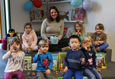 Stadtbibliotheksmitarbeiterin Johanna Gumz mit Kindern der Kita Märchenland und den neuen Tonie Figuren I Foto: Martin Ferch
